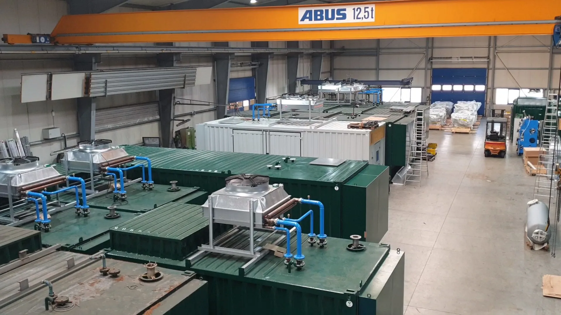 Hall d'assemblage Elektro Hagl : cogénérateurs en conteneurs avec aérorefroidisseurs